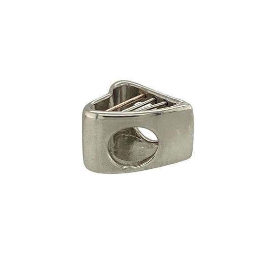 Add a touch of Welsh-inspired romance and timeless elegance to your jewellery collection with this pre-owned sterling silver and 9ct rose gold Clogau Heartstrings charm, featuring a beautifully symbolic design with meaningful appeal—perfect for collectors, gifting, or personalising a favourite bracelet or necklace.
Design: The charm showcases the elegant Heartstrings motif, beautifully crafted to symbolise love, affection, and heartfelt connections.
