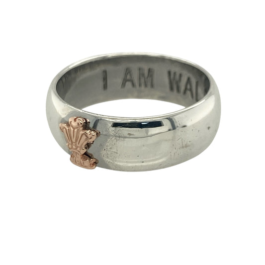 Celebrate Welsh heritage with this pre-owned sterling silver and 9ct rose gold Clogau Three Feathers emblem band ring, featuring a bold and meaningful design with timeless appeal—perfect for collectors, gifting, or everyday wear.
Design: The ring features an impressive 8mm wide band showcasing the iconic Three Feathers emblem, one of Wales’ most recognised and celebrated symbols. The design is enhanced by contrasting rose gold detailing, creating a striking and distinguished appearance.