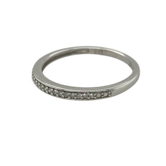 Add subtle sparkle and timeless elegance to your jewellery collection with this pre-owned 18ct white gold diamond band ring, featuring a delicate design with refined everyday appeal—perfect for anniversaries, weddings, stacking, or sophisticated daily wear.
Design: The ring features a slim diamond-set band measuring approximately 2mm wide at the front, creating a delicate and elegant appearance.