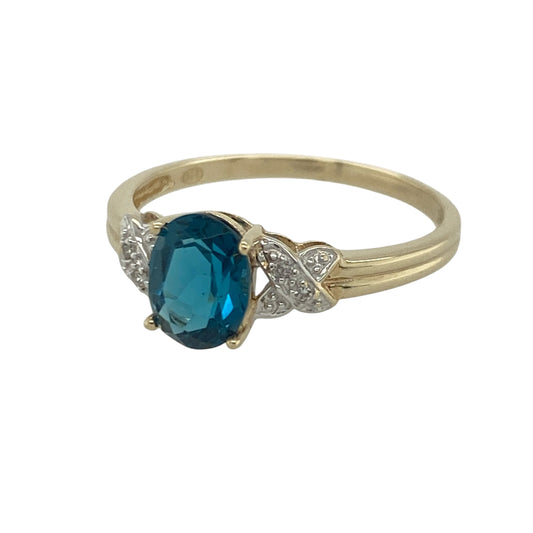 Add a touch of vibrant colour and timeless sparkle to your jewellery collection with this pre-owned 9ct yellow gold diamond and blue topaz ring, featuring an elegant gemstone design with refined everyday appeal—perfect for special occasions, gifting, or sophisticated daily wear.
Design: The ring showcases a beautiful oval blue topaz measuring approximately 8mm by 6mm, creating a striking focal point with its fresh sky-blue colour and elegant proportions.