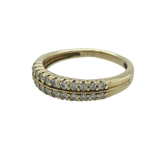 Add timeless sparkle and elegant sophistication to your jewellery collection with this pre-owned 9ct yellow gold diamond double row band ring, featuring a beautifully crafted design with refined everyday appeal—perfect for anniversaries, special occasions, or luxurious daily wear.
Design: The ring showcases a stylish double row diamond-set band measuring approximately 4mm wide.