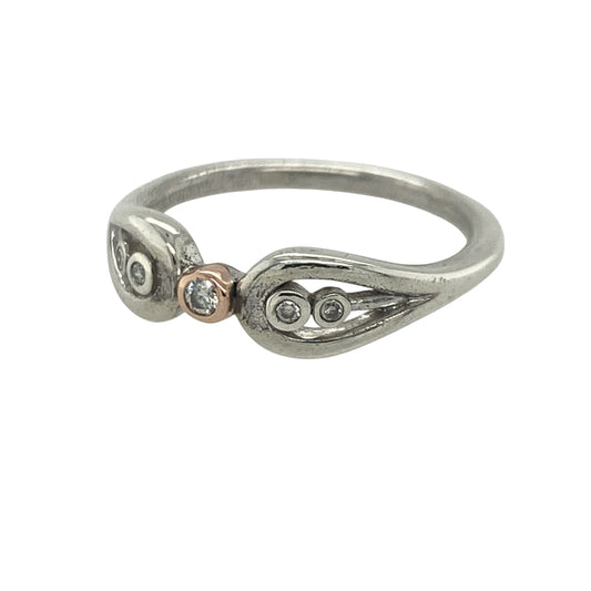 Add a touch of regal elegance and Welsh heritage to your jewellery collection with this pre-owned sterling silver, 9ct rose gold and diamond Clogau Royal Crown ring, featuring a beautifully crafted design with timeless appeal—perfect for special occasions, gifting, or refined everyday wear.
Design: The ring showcases an elegant Royal Crown-inspired design measuring approximately 5mm wide at the front.
