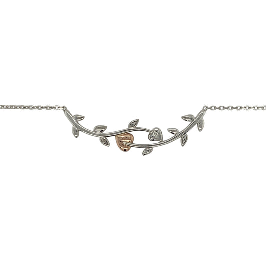 Celebrate Welsh heritage and timeless symbolism with this pre-owned sterling silver and 9ct rose gold Clogau Tree of Life bar necklace, featuring a contemporary design with meaningful everyday appeal—perfect for gifting, special occasions, or treasured daily wear.
Design: The necklace features an elegant horizontal bar pendant measuring approximately 43mm by 11mm, beautifully showcasing the iconic Tree of Life motif.