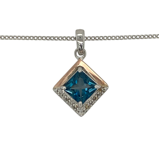 Add a touch of romance, elegance, and Welsh heritage to your jewellery collection with this pre-owned sterling silver, 9ct rose gold and blue topaz Clogau Kensington Lovestory pendant necklace, featuring a beautifully crafted design with timeless appeal—perfect for gifting, special occasions, or treasured everyday wear.
Design: The necklace features the elegant Kensington Lovestory pendant, beautifully accented with a sparkling blue topaz gemstone that adds a captivating touch of colour and brilliance.
