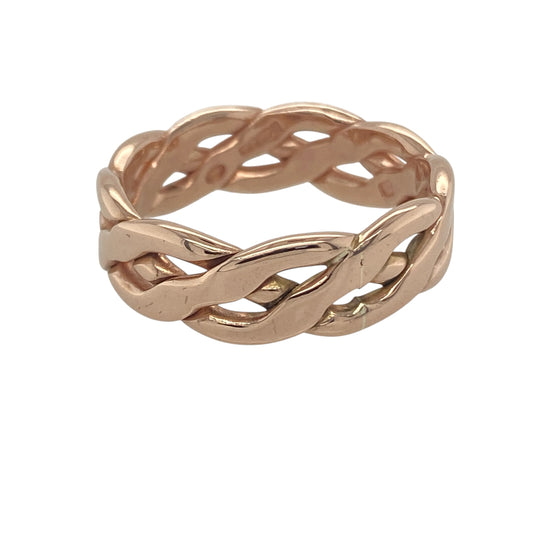 Celebrate timeless Welsh heritage and contemporary style with this pre-owned 9ct Welsh rose gold Celtic weave band ring. Featuring an intricate woven design and substantial profile, this elegant band is perfect as a wedding ring, commitment ring, or a distinctive addition to any fine jewellery collection.
Design: The ring showcases a detailed Celtic weave pattern that symbolises unity, eternity, and enduring connections.