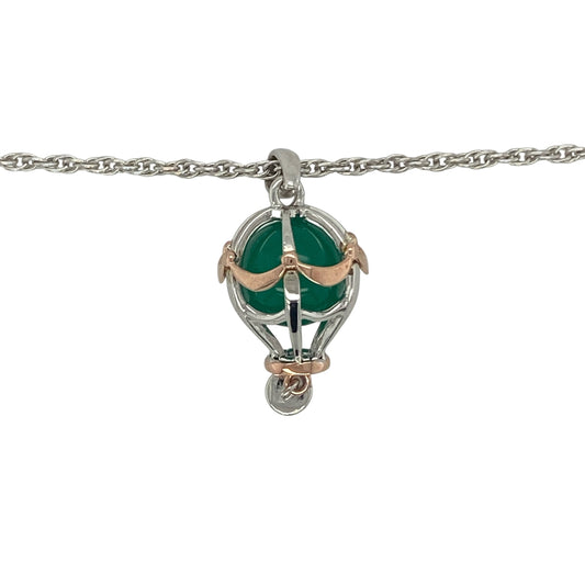 Celebrate adventure, freedom, and imagination with this pre-owned Clogau hot air balloon pendant necklace in sterling silver and 9ct rose gold. Featuring a vibrant green stone and an intricately detailed hot air balloon design, this distinctive necklace is a charming addition to any Clogau jewellery collection.
Design: The pendant showcases a beautifully detailed hot air balloon motif, symbolising aspiration, exploration, and new journeys.