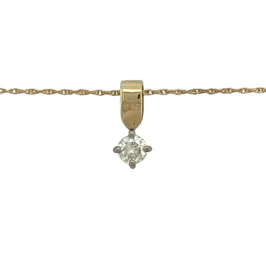 Celebrate timeless elegance and understated luxury with this pre-owned 18ct yellow gold diamond solitaire pendant necklace. Featuring a sparkling brilliant-cut diamond in a classic solitaire design, this beautiful necklace is perfect for everyday wear, special occasions, or as a meaningful gift for a loved one.
Design: The pendant showcases a single brilliant-cut diamond of approximately 0.21ct, allowing the natural beauty and sparkle of the stone to take centre stage.