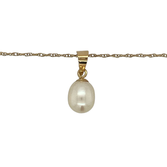 Add timeless elegance and classic sophistication to your jewellery collection with this pre-owned 9ct yellow gold pearl pendant necklace. Featuring a beautiful cultured pearl suspended from a delicate Prince of Wales chain, this graceful necklace is perfect for both everyday wear and special occasions.
Design: The pendant showcases a lustrous pearl measuring approximately 8mm by 7mm, admired for its soft iridescent glow and timeless beauty.