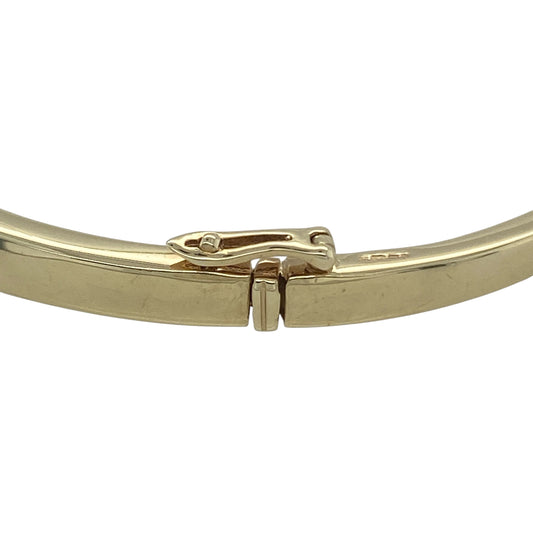 Celebrate Celtic heritage and timeless elegance with this pre-owned 9ct yellow and white gold diamond set Celtic knot hinged bangle. Featuring an intricate Celtic knot design accented with sparkling diamonds, this striking bangle combines meaningful symbolism with classic luxury.
Design: The bangle showcases an elegant Celtic knot motif across the 10mm high front section, symbolising eternity, unity, and everlasting connections.