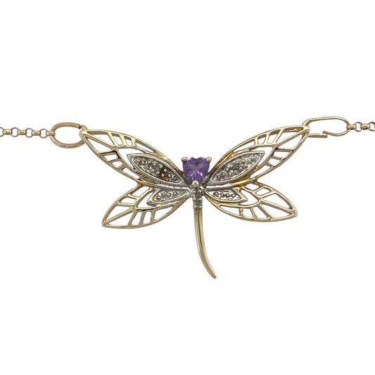 Add a touch of nature-inspired elegance to your jewellery collection with this pre-owned 9ct yellow and white gold diamond and amethyst dragonfly necklace. Featuring a beautifully detailed dragonfly design accented with sparkling diamonds and a heart-shaped amethyst, this distinctive necklace combines symbolism, colour, and timeless style.
Design: The necklace showcases an elegant dragonfly motif measuring approximately 34mm by 22mm.