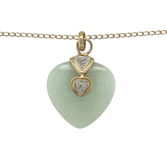 Add a meaningful touch of colour and elegance to your jewellery collection with this pre-owned 9ct yellow gold diamond and jade heart pendant necklace. Featuring a beautifully polished jade heart accented with sparkling diamonds, this eye-catching necklace combines timeless symbolism with classic gemstone appeal.
Design: The pendant showcases a striking heart-shaped jade stone measuring approximately 2.3cm by 2.3cm, creating a bold and elegant focal point.