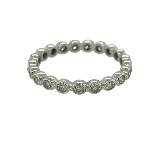Add contemporary elegance and subtle sparkle to your jewellery collection with this pre-owned 9ct white gold diamond bubble band ring. Featuring a distinctive bubble-style design accented with diamonds, this stylish ring offers a modern take on a classic diamond band.
Design: The ring showcases an attractive bubble band design, with softly rounded settings creating a flowing and contemporary appearance.