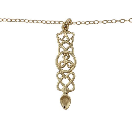 Celebrate Welsh heritage and timeless tradition with this pre-owned 9ct yellow gold Celtic lovespoon pendant necklace, featuring an intricately detailed lovespoon design suspended from a classic 18-inch belcher chain.
Design: The necklace features a beautifully detailed Celtic lovespoon pendant measuring approximately 3.9cm long including the bail. Rich in traditional symbolism, the elegant design incorporates classic Celtic styling, creating a meaningful and eye-catching piece.
