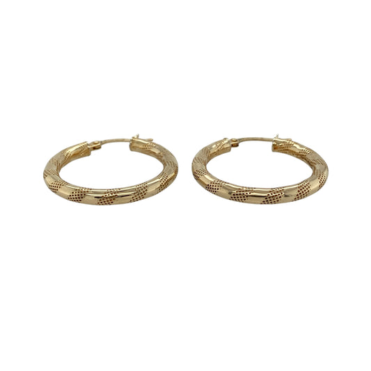 Add timeless style to your jewellery collection with these pre-owned 9ct yellow gold stripe patterned hoop creole earrings, featuring a classic hoop design with elegant textured detailing—perfect for everyday wear or special occasions.
Design: These earrings feature a traditional hoop creole style with an attractive stripe-patterned finish that catches the light beautifully. Measuring approximately 25mm in diameter, they offer a versatile medium-sized profile that is both stylish and easy to wear.