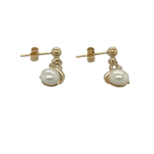 Add graceful elegance to your jewellery collection with these pre-owned 9ct yellow gold pearl twist drop earrings, combining the timeless beauty of pearls with a stylish twisted gold design.
Design: These elegant drop earrings feature lustrous round pearls, each measuring approximately 5mm in diameter, suspended beneath a beautifully crafted twisted yellow gold design. The flowing twist adds movement and sophistication, creating a classic look suitable for both everyday wear and special occasions.