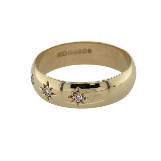 Celebrate timeless style with this pre-owned 9ct yellow gold diamond starburst set trilogy wedding-style band ring, featuring three sparkling diamonds in traditional starburst settings across a substantial polished band.
Design: The ring showcases three diamonds arranged in a classic trilogy formation, each beautifully highlighted by traditional starburst-style settings that enhance their sparkle.