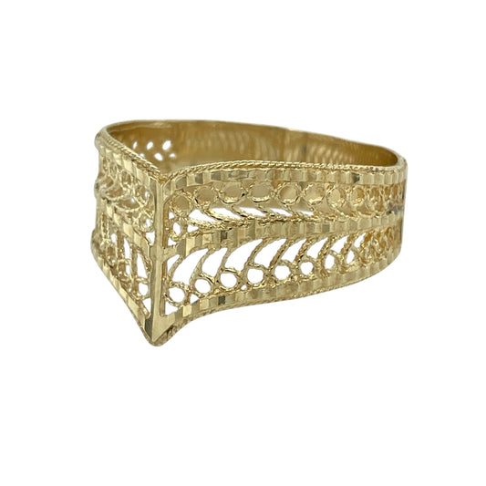 Add distinctive style to your jewellery collection with this pre-owned 9ct yellow gold open filigree wide wishbone ring, featuring an elegant openwork design with a bold, contemporary profile.
Design: The ring showcases a graceful wishbone silhouette enhanced by intricate open filigree detailing, creating a beautifully decorative and airy appearance. Measuring approximately 12mm wide across the front, the bold design offers excellent finger coverage while maintaining an elegant and feminine feel.