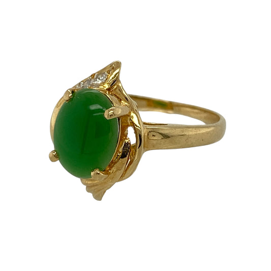 Add rich colour and timeless elegance to your fine jewellery collection with this pre-owned 18ct yellow gold diamond and jade dress ring, featuring a striking oval jade centre stone enhanced with sparkling diamond detailing.
Design: The ring showcases an elegant dress ring design centred around a beautiful oval jade stone measuring approximately 9mm by 7mm.
