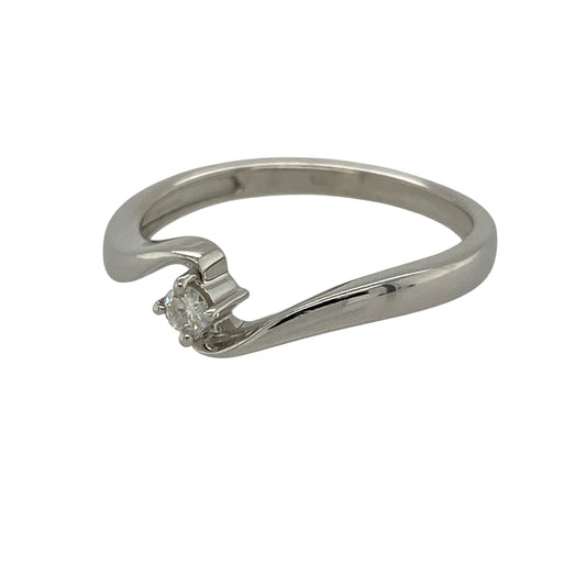 Add contemporary elegance and delicate sparkle to your jewellery collection with this pre-owned 9ct white gold diamond twist solitaire ring, featuring a brilliant-cut diamond in a graceful flowing design.
Design: The ring showcases an elegant twist-style setting that curves around the central diamond, creating a modern and distinctive interpretation of the classic solitaire design. The flowing lines add movement and visual interest while keeping the sparkling centre stone as the main focal point.