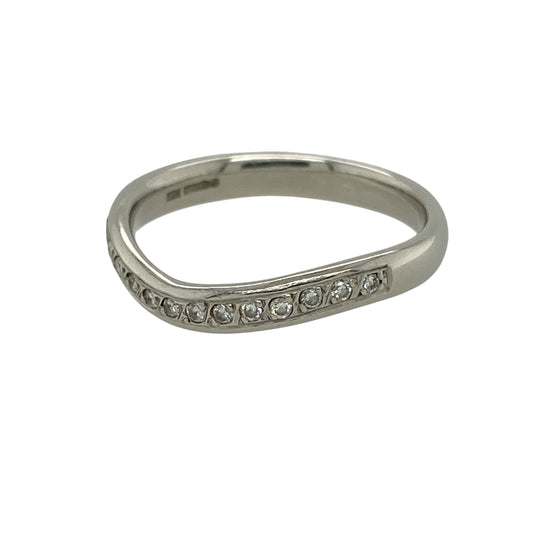 Add refined sparkle and timeless elegance to your fine jewellery collection with this pre-owned platinum diamond curved wishbone band ring, featuring a graceful profile designed to complement a variety of jewellery styles.
Design: The ring showcases an elegant curved wishbone design, creating a distinctive silhouette with a refined and versatile appearance.