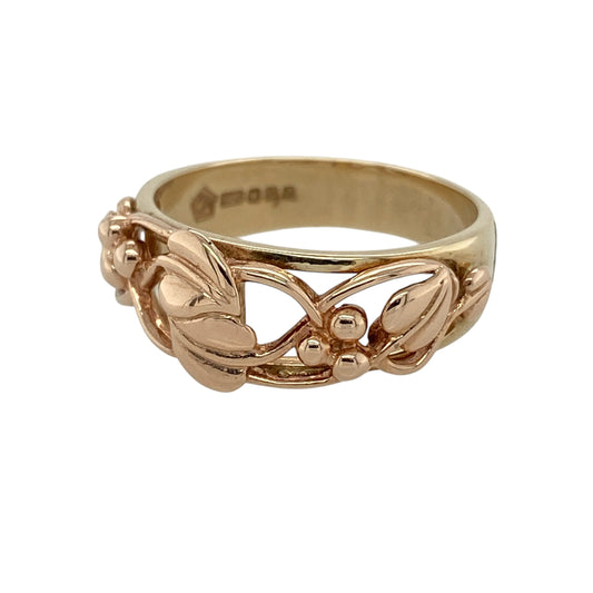 Bring symbolic beauty and heritage style to your collection with this pre-owned 9ct yellow and rose gold Tree of Life ring by Clogau, a meaningful design blending natural inspiration with timeless elegance.
Design: The front of the band measures 8mm wide and features the iconic Tree of Life motif, symbolising growth, strength, and harmony.
Material: Made from 9-carat yellow and rose gold, the two-tone finish enhances the intricate detailing and adds depth to the design.