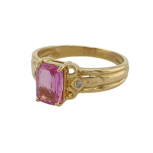 Add vibrant colour and elegant sparkle to your fine jewellery collection with this pre-owned 18ct yellow gold diamond and pink sapphire ring, featuring a striking rectangular pink sapphire complemented by diamond-set shoulders.
Design: The ring showcases an elegant gemstone design centred around a generously sized rectangular pink sapphire.
