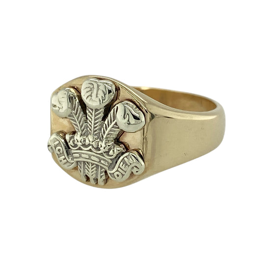Add distinctive Welsh heritage and substantial classic styling to your jewellery collection with this pre-owned 9ct yellow and white gold Welsh Three Feathers signet ring, featuring an iconic emblem with attractive two-tone detailing.
Design: The ring showcases a traditional signet-style profile featuring the Welsh Three Feathers emblem as its distinctive focal point.