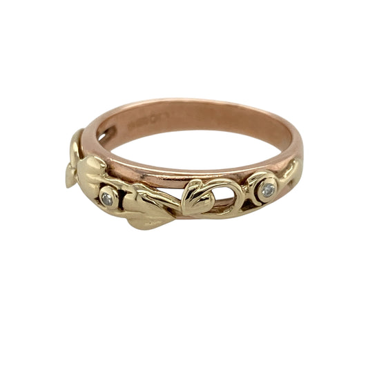 Bring symbolic beauty and delicate sparkle to your collection with this pre-owned 9ct yellow and rose gold Clogau Tree of Life band ring, featuring subtle diamond accents and a meaningful design—perfect for celebrating connection, growth, and heritage.
Design: The front of the band measures 5mm wide and showcases Clogau’s signature Tree of Life motif, with flowing vines and leaf details in a blend of yellow and rose gold.