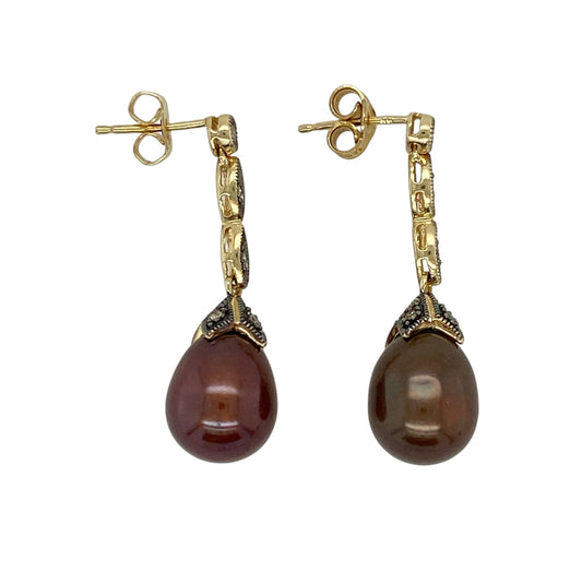 Add sophisticated elegance and delicate sparkle to your jewellery collection with these pre-owned 14ct yellow gold diamond and grey pearl drop earrings, featuring lustrous pearls complemented by refined diamond detailing.
Design: The earrings showcase an elegant drop design featuring grey pearls suspended beneath sparkling diamond accents, creating a timeless combination of lustre and brilliance suitable for everyday elegance or special occasions.