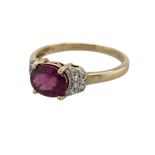 Add vibrant gemstone colour and elegant sparkle to your jewellery collection with this pre-owned 9ct yellow gold pink tourmaline and cubic zirconia ring, featuring a striking oval centre stone complemented by sparkling shoulder detailing.
Design: The ring showcases an elegant gemstone design centred around an oval pink tourmaline, enhanced with cubic zirconias set along the shoulders to add sparkle and visual interest.