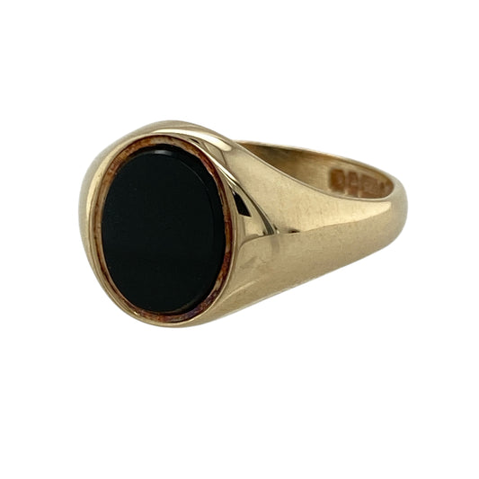 Add classic style and bold contrast to your jewellery collection with this pre-owned 9ct yellow gold and onyx oval signet ring, featuring a smooth black onyx stone and timeless signet design—perfect for everyday wear, special occasions, or adding a distinctive traditional piece to your jewellery collection.
Design: The ring features a classic oval signet design centred with a smooth black onyx stone, creating a bold and sophisticated contrast against the warm yellow gold.