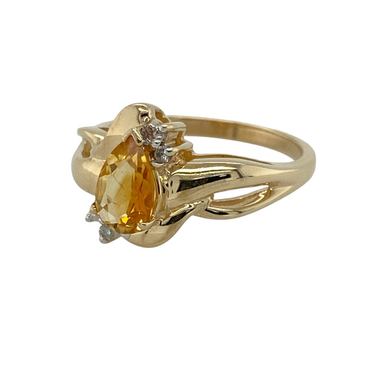 Add warm golden colour and timeless elegance to your jewellery collection with this pre-owned 10ct yellow gold diamond and citrine ring, featuring a beautiful pear-cut citrine accented with sparkling diamonds—perfect as a dress ring, birthday gift, or sophisticated everyday jewellery piece.
Design: The ring showcases an elegant pear-shaped citrine as its centrepiece, complemented by sparkling diamond accents that enhance the vibrant golden tones of the gemstone and create a classic, feminine design.