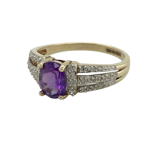 Make a statement with this pre-owned 9ct yellow gold diamond and amethyst ring. Featuring a striking oval amethyst complemented by sparkling three-row diamond set shoulders, this elegant ring is perfect for adding a touch of colour and sophistication to any jewellery collection.
Design: The ring showcases a beautiful oval amethyst at its centre, with three rows of sparkling diamonds set into each shoulder, creating an eye-catching and elegant design.