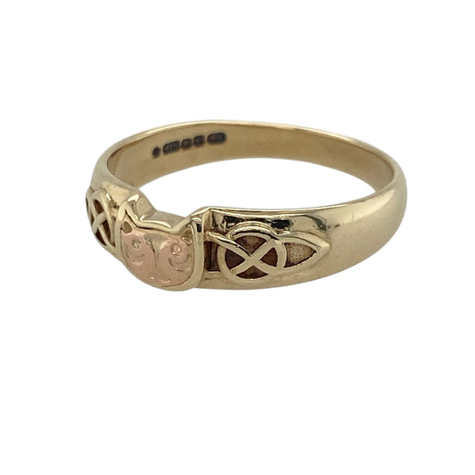 Celebrate your love of cats and Welsh heritage with this pre-owned 9ct yellow and rose gold Clogau Cat Celtic band ring, featuring a charming feline design framed by intricate Celtic knot detailing.
Design: The front of the band measures approximately 6mm wide and showcases a beautifully detailed rose gold cat at the centre, with elegant Celtic knot motifs on either side for a distinctive and meaningful finish.