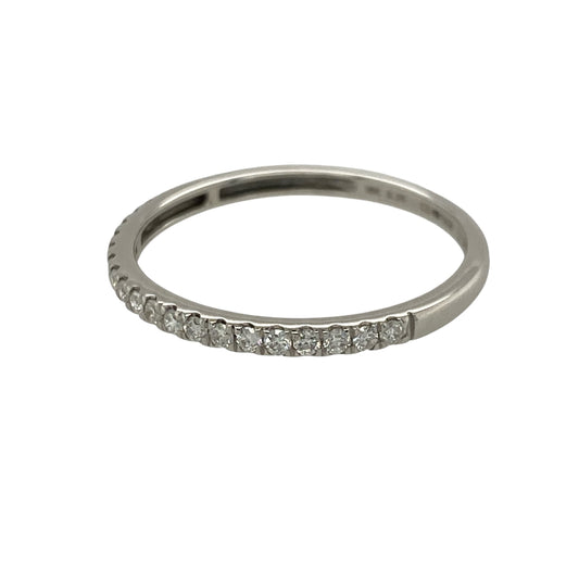 This pre-owned 18ct white gold diamond band ring offers understated elegance, with a slim profile and sparkling diamonds that make it perfect for everyday wear or stacking with other rings.
Design: The front of the band measures approximately 1.5mm wide, creating a delicate and refined look that is ideal as a wedding band, eternity ring or a subtle standalone piece.