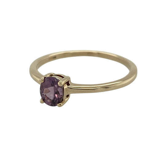 This pre-owned 9ct yellow gold solitaire ring features a beautiful amethyst-coloured stone in a classic setting, making it an elegant choice for everyday wear or special occasions.
Design: The ring showcases a single oval purple amethyst-coloured stone in a timeless solitaire setting, allowing the vibrant gemstone to take centre stage. Its simple, elegant design makes it easy to wear on its own or alongside other rings.