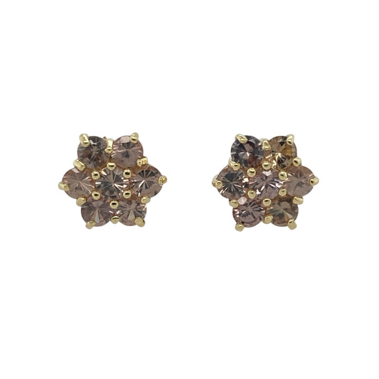 These pre-owned 9ct yellow gold flower cluster stud earrings feature beautiful grey-green stones arranged in a classic floral design, making them an elegant addition to any jewellery collection.
Design: Each stud is designed as a delicate flower cluster, set with grey-green stones that catch the light with subtle colour and sparkle. Their timeless style makes them suitable for both everyday wear and special occasions.
Material: Made from 9-carat yellow gold with grey-green stones.