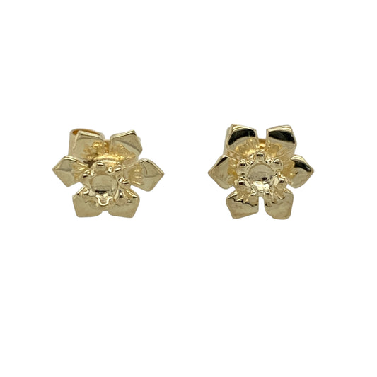 These pre-owned 9ct yellow gold daffodil stud earrings celebrate the national flower of Wales with a charming floral design that is perfect for everyday wear.
Design: The stud earrings are shaped as detailed daffodils with a polished finish, offering a timeless floral style and a subtle nod to Welsh heritage. Their classic stud design makes them comfortable and easy to wear.
Material: Made from 9-carat yellow gold.