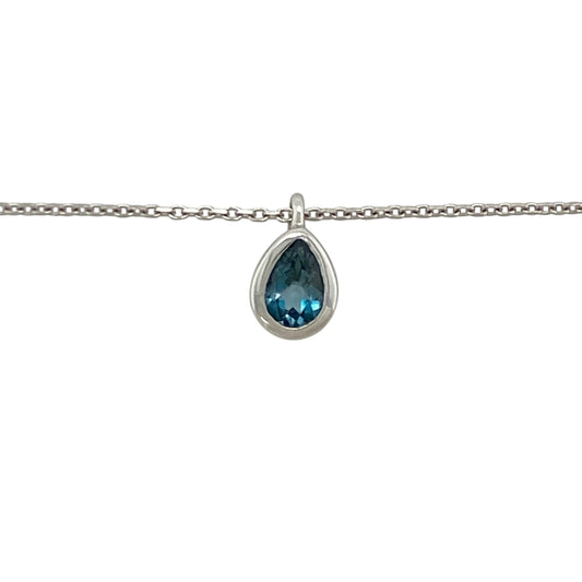 This pre-owned 14ct white gold blue topaz teardrop pendant necklace offers timeless elegance with the versatility of an adjustable chain.
Design: Suspended from an adjustable 16 to 18-inch trace chain, the graceful teardrop pendant showcases a beautiful blue topaz gemstone that adds a vibrant touch of colour. The adjustable length makes it easy to style with a variety of necklines, making it perfect for both everyday wear and special occasions.
Material: Made from 14-carat white gold.