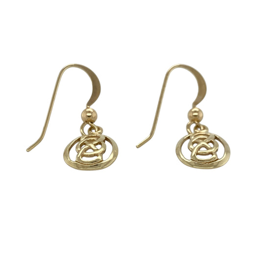This pair of pre-owned 9ct yellow gold Celtic knot oval drop earrings combines timeless Celtic symbolism with elegant everyday style.
Design: Featuring an oval drop design with intricate Celtic knot detailing, these earrings celebrate traditional craftsmanship and meaningful symbolism. Their graceful drop style makes them a versatile choice for both everyday wear and special occasions.
Material: Made from 9-carat yellow gold.