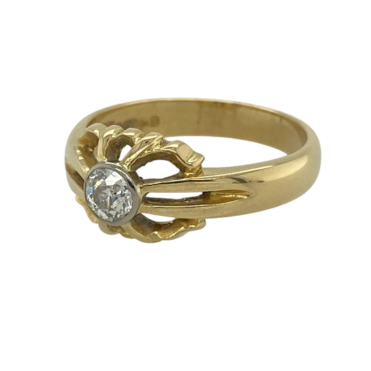 This pre-owned 18ct yellow gold diamond vintage style solitaire ring is a timeless piece, beautifully showcasing a sparkling brilliant cut diamond.
Design: Featuring an elegant vintage-inspired setting, this ring is centred with an approximate 0.35ct brilliant cut diamond that catches the light beautifully. The intricate detailing and classic solitaire design create a sophisticated look, making it perfect as an engagement ring or a treasured addition to any jewellery collection.