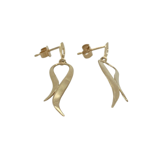 This pair of pre-owned 9ct gold long loop style drop earrings is an elegant and contemporary design, perfect for adding effortless style to any outfit.
Design: Featuring a graceful long loop design, these drop earrings have a sleek and flowing silhouette that creates beautiful movement when worn. Their polished finish and timeless style make them a versatile choice for both everyday wear and special occasions.
Material: Made from 9-carat gold.
Size & Weight: Total weight 1.60 grams.