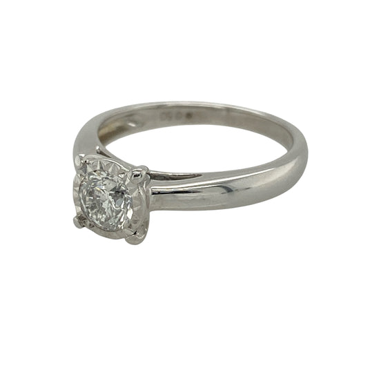 This pre-owned 18ct white gold brilliant cut diamond illusion set solitaire ring is a timeless design, expertly crafted to maximise sparkle and create the appearance of a larger centre diamond.
Design: Featuring an illusion setting with brilliant cut diamonds, this elegant solitaire-style ring enhances the brilliance of the diamonds to give the look of a larger centre stone. Its classic white gold setting and timeless styling make it a beautiful choice for an engagement ring