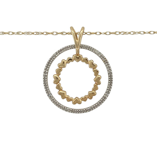 This pre-owned 9ct yellow and white gold diamond double heart circle pendant necklace is a beautifully symbolic design, combining two-tone gold with sparkling diamonds.
Design: Featuring two interlocking circles, this elegant pendant showcases a white gold circle set with shimmering diamonds alongside a yellow gold circle formed from a series of polished hearts. Suspended from an 18-inch Prince of Wales chain, the pendant measures approximately 2.8cm long including the bail