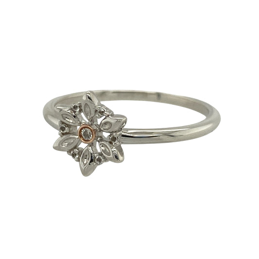 This pre-owned Clogau flower ring is a beautiful sterling silver and 9ct rose gold design, finished with sparkling white topaz and delicate floral detailing.
Design: Featuring an elegant flower design with signature 9ct rose gold detailing, this Clogau ring is enhanced by sparkling white topaz stones for a timeless finish. The front of the ring measures approximately 10mm high, creating a pretty floral design that beautifully combines sterling silver with warm rose gold.