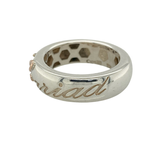 This pre-owned Clogau Cariad band ring is a beautiful sterling silver and 9ct rose gold design, combining classic styling with distinctive Welsh character.
Design: Featuring the elegant Clogau Cariad design, this band combines polished sterling silver with signature 9ct rose gold detailing for a timeless two-tone finish. Measuring approximately 6mm wide, the band has a substantial yet comfortable design that is perfect for everyday wear.