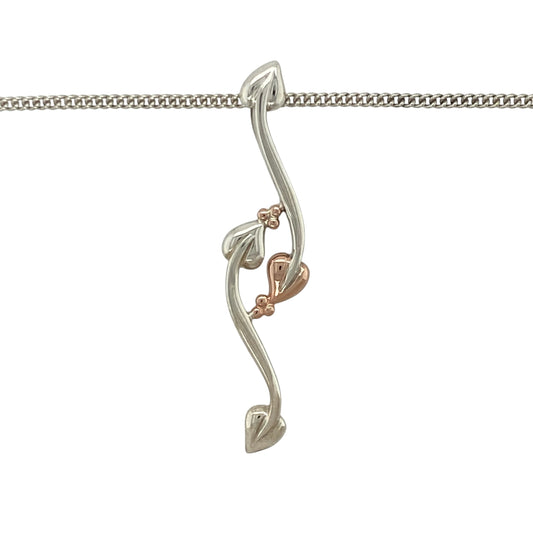 This pre-owned Clogau Tree of Life pendant necklace is a beautiful sterling silver and 9ct rose gold design, featuring the iconic Tree of Life motif.
Design: Featuring Clogau’s distinctive Tree of Life design, this elegant pendant combines polished sterling silver with signature 9ct rose gold detailing for a timeless two-tone finish. The pendant measures approximately 39mm long and is suspended from an 18-inch Clogau curb chain.
Material: Made from 925 sterling silver with 9-carat rose gold detailing.