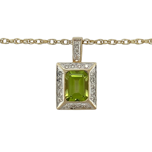 This pre-owned 9ct yellow gold diamond and peridot rectangle pendant necklace is a colourful gemstone design, featuring a rectangular peridot with diamond detailing.
Design: Featuring a rectangular peridot with diamond detailing, this pendant is suspended from an 18-inch Prince of Wales chain and finished in warm 9ct yellow gold.
Material: Made from 9-carat yellow gold.
Gemstone Detail: Rectangular peridot stone measuring approximately 8mm by 6mm with diamond detailing.