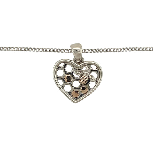 This pre-owned Clogau Heart Honeybee pendant necklace is a charming two-tone design, combining 925 silver with signature 9ct rose gold detailing.
Design: Featuring a heart-shaped pendant with a decorative honeybee design, this Clogau necklace combines polished silver with contrasting rose gold detailing on an adjustable curb chain.
Material: Made from 925 sterling silver with 9-carat rose gold detailing.
Pendant Detail: Heart Honeybee pendant measures approximately 2cm long including the bail.