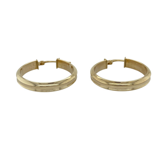These pre-owned 9ct yellow gold ridged hoop creole earrings are a classic design, featuring decorative ridged detailing throughout.
Design: Featuring a hoop creole design with ridged detailing, these earrings have a decorative textured finish in warm 9ct yellow gold.
Material: Made from 9-carat yellow gold.
Earring Detail: Ridged hoop creole earring design.
Size & Weight: Total weight 1.40 grams.